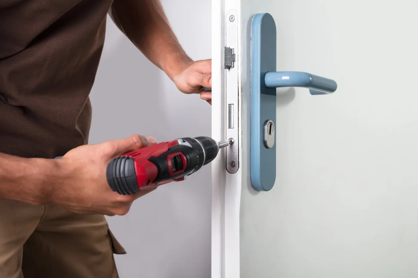 Pose d'une serrure multipoints sur une porte d'entrée dans le Val-d'Oise
